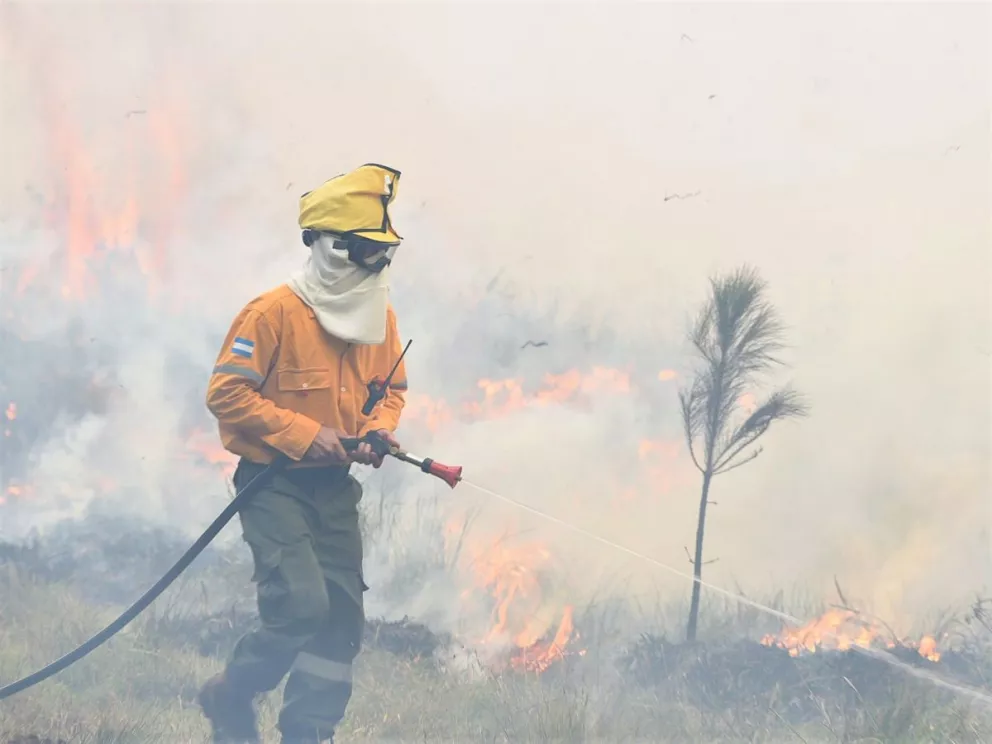 Brigadistas controlaron el incendio forestal en Ituzaingó, se activó la guardia de cenizas