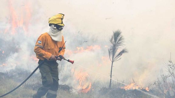 Contuvieron el gran incendio de Ituzaingó y monitorean la zona