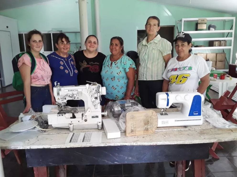 Mujeres rurales recibieron herramientas para poner en marcha un proyecto textil 