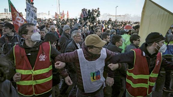 Francia: la reforma jubilatoria avanza pese a las protestas