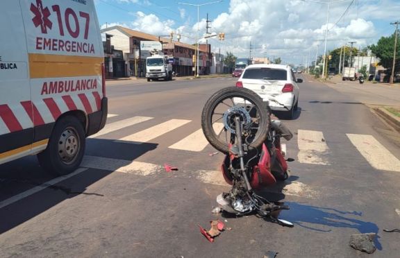 Dos lesionados tras el impacto de una motocicleta contra un automóvil en Garupá