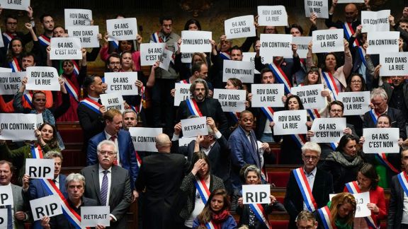 Francia: quedó aprobada la reforma jubilatoria de Macron