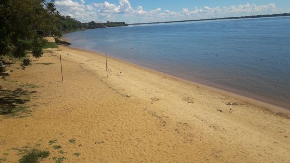 El río Paraná con niveles oscilantes en aguas bajas en Ituzaingó