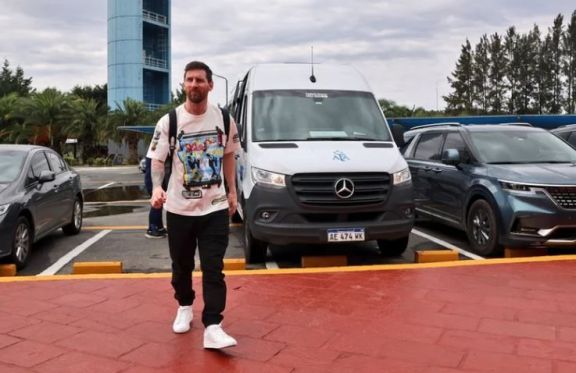 Lionel Messi fue a cenar a una parrilla de Palermo y una multitud lo esperó en la puerta