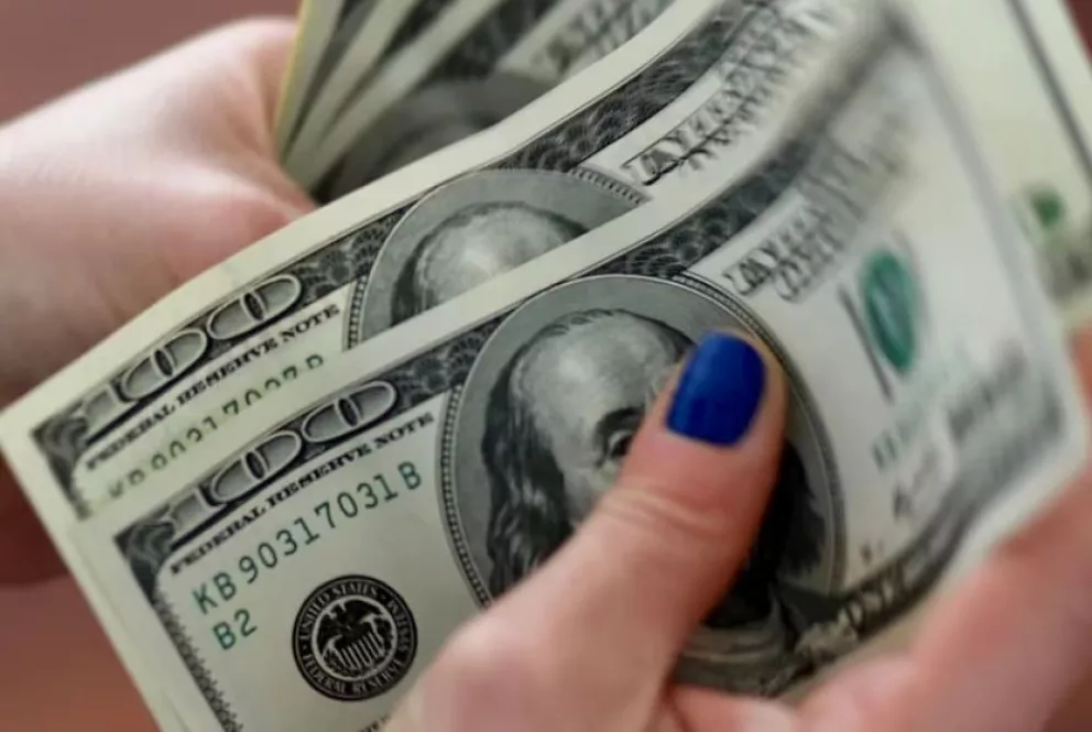 El dólar blue saltó $74 en abril, rozó los $500, pero cerró el mes con tensa calma