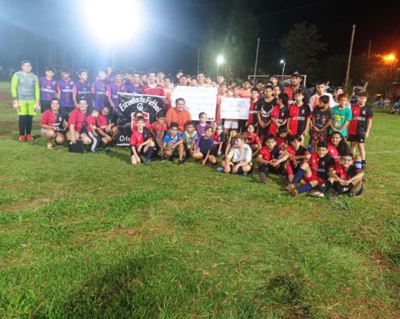 San Pedro: la escuela de fútbol Cristo Junior, cuenta con luminaria led en la cancha 