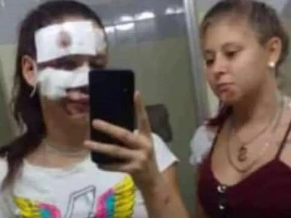 Las adolescentes luego de salir del hospital de Oberá. //Foto: WhatsApp.