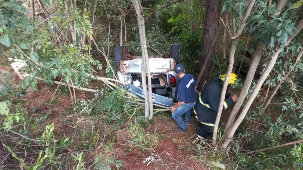 Despiste en Aristóbulo: un auto terminó en una zanja y dos personas tuvieron que ser rescatadas