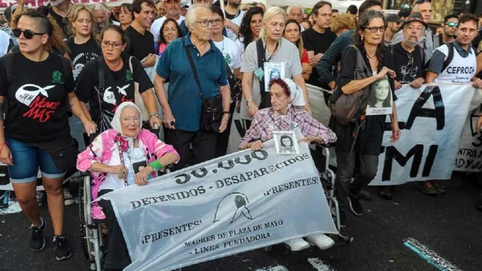 Masiva marcha en repudio al golpe militar y en homenaje a las víctimas