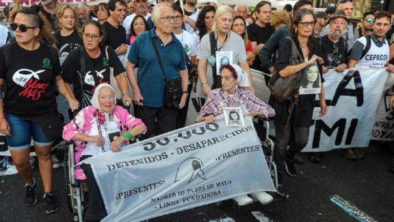 Masiva marcha en repudio al golpe militar y en homenaje a las víctimas