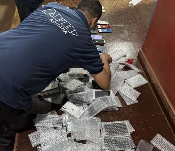 Intentó ingresar a Iguazú con celulares y dólares escondidos en el airbag del automóvil