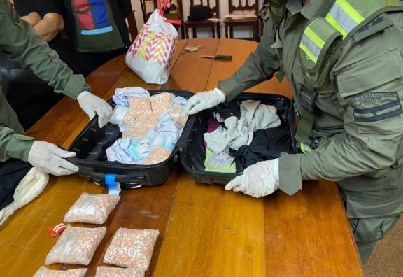 Encontraron 20 mil pastillas de éxtasis y 4 kilos de cocaína en un micro que salió de Misiones 