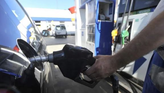 Para contener la inflación, postergan otros 90 días un aumento de los impuestos a los combustibles