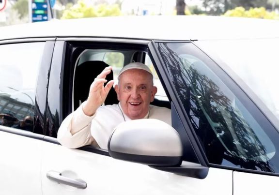 El papa Francisco fue dado de alta luego de tres noches hospitalizado por bronquitis