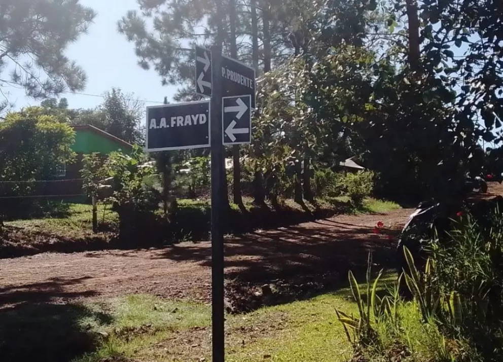 Vecinos colocaron carteles con nombre de calles en Terciados Paraíso 