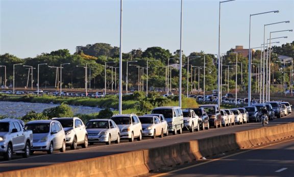  Largas filas para cruzar a Encarnación en una jornada caótica en el puente internacional