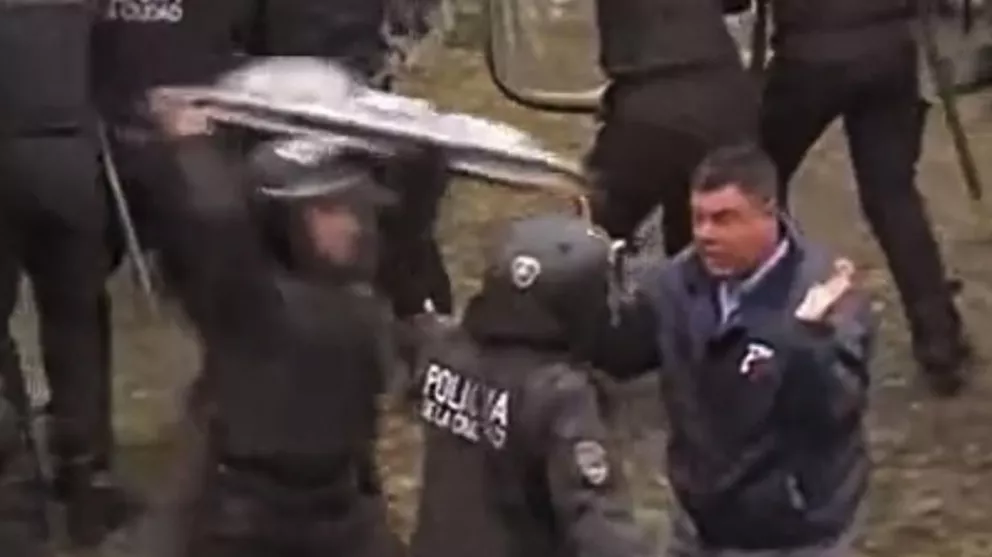 Evalúan sanciones para policía porteño que atacó con escudo a manifestante