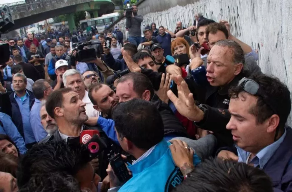 Detuvieron a dos choferes de colectivos por la agresión que sufrió Sergio Berni durante una protesta