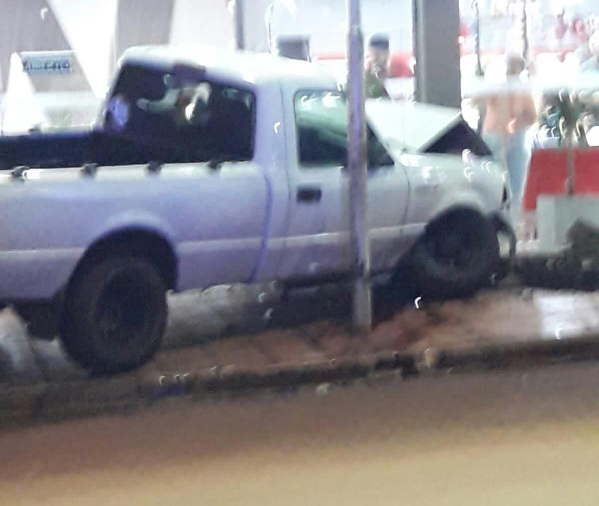 Una camioneta se incrustó frente a un supermercado en Jardín América: dos heridos