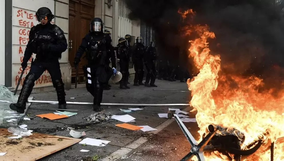 Francia: tensión y disturbios en una nueva protesta contra la reforma previsional que paraliza París