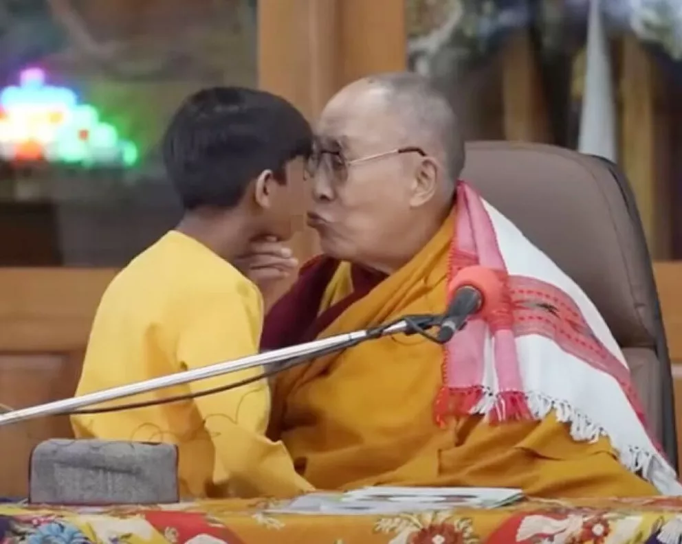 El Dalai Lama se disculpó por besar en la boca a un niño y pedirle que le chupara la lengua