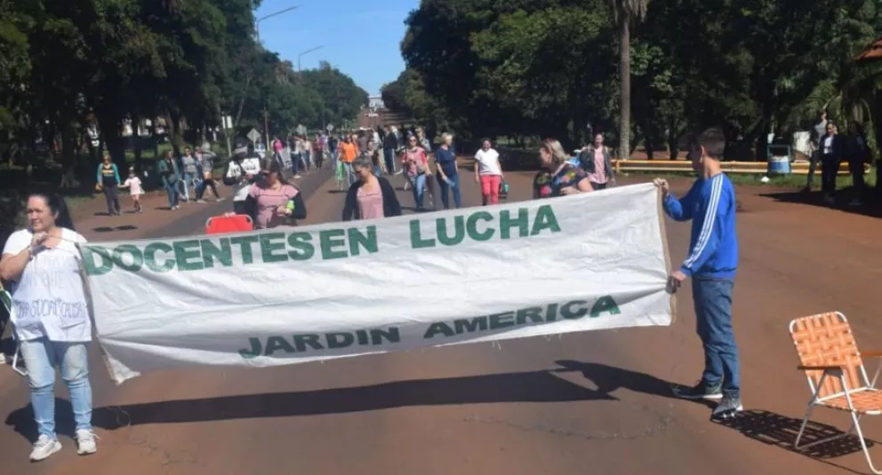 Un grupo de docentes cortan la ruta 12 en Jardín América