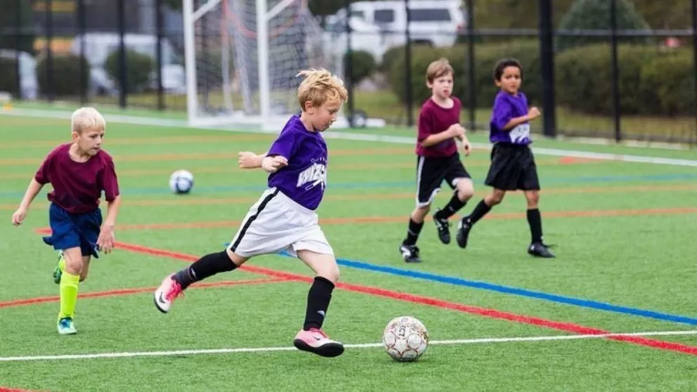Cómo debe ser la alimentación de niños que entrenan para jugar al fútbol profesional