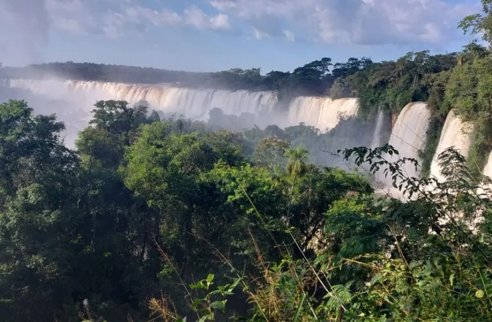 El rio Iguazú creció casi 10 veces en 24 horas y dejó a las Cataratas espléndidas