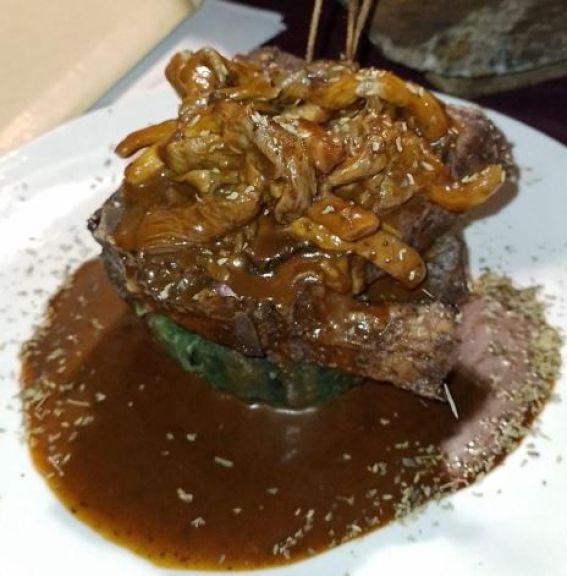 Carne de Búffalo al vino tinto con puré de mandioca