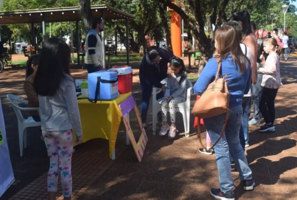 Nutrida concurrencia en la plaza Colón de Jardín América para la campaña de vacunación
