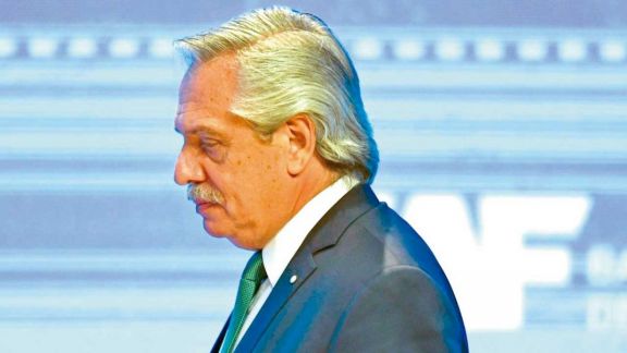 Dura crítica opositora y floja defensa oficialistas tras la renuncia de Alberto 