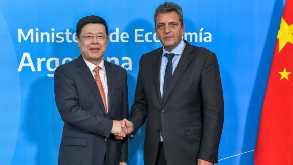 Argentina deja de pagar importaciones de China en dólares y pasa a yuanes 