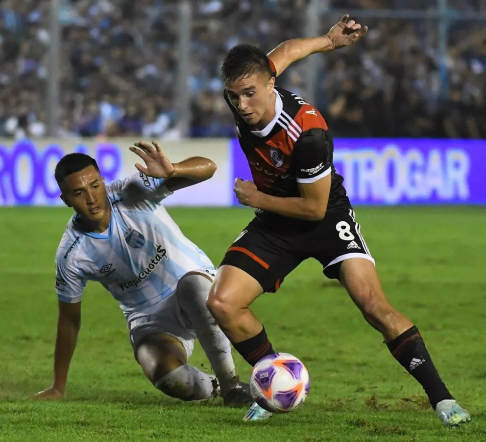 River rescató un empate con 10 jugadores ante el difícil Atlético en Tucumán