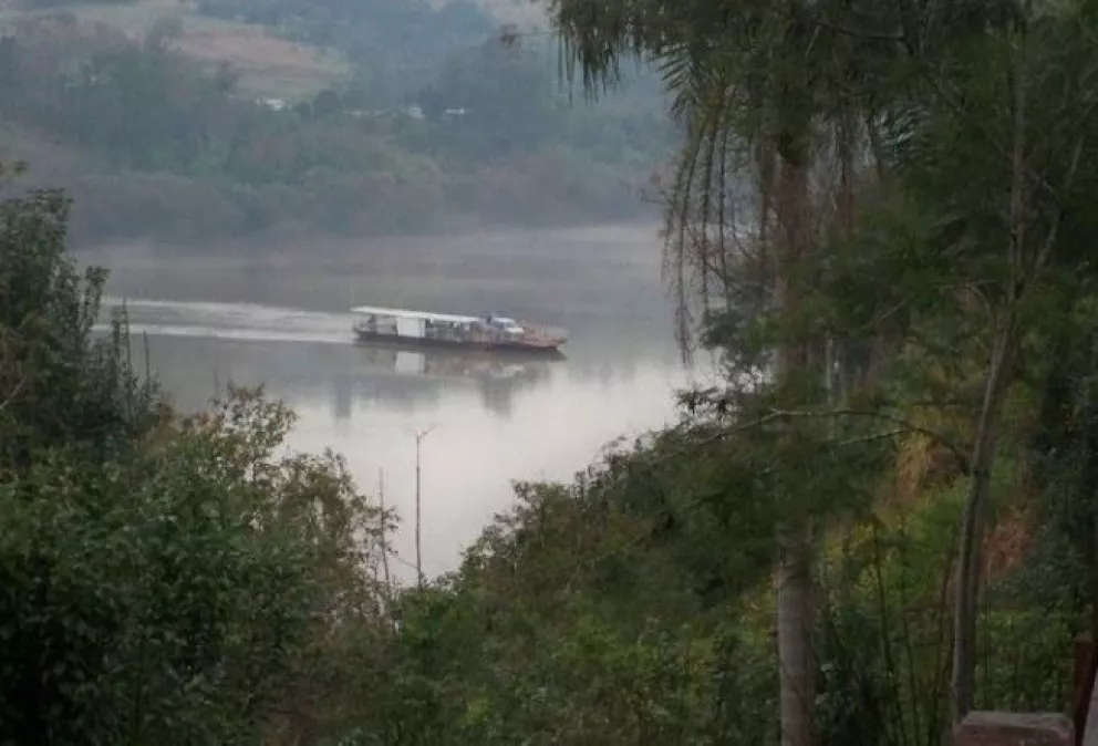 El Soberbio: retiraron del río Uruguay el camión de Prefectura con soja 