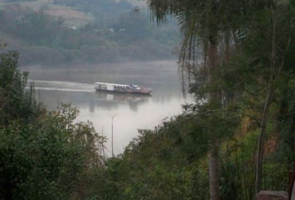 Insólito: un camión de PNA con soja cayó al río e interrumpe el servicio de balsas en El Soberbio