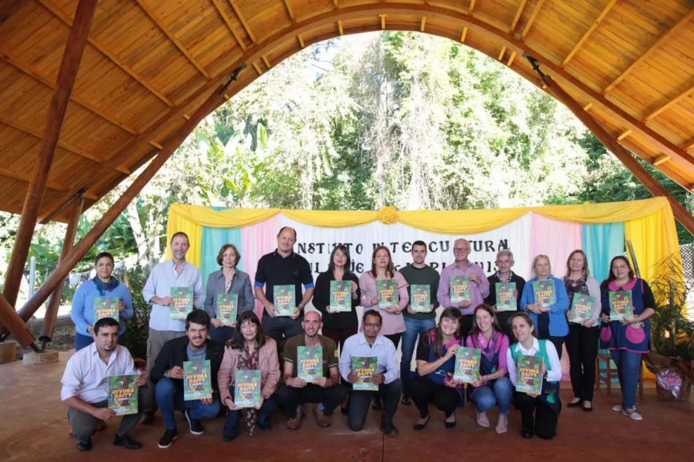 Escuela Intercultural Takuapí recibió manuales pedagógicos bilingües 