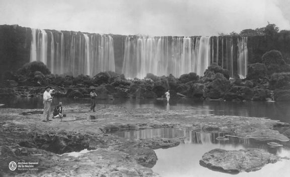 Al salto Iguazú en canoa