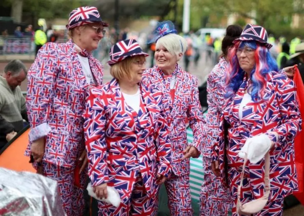 Miles de británicos y turistas hicieron una larga vigilia en las calles de Londres para aclamar a los nuevos reyes