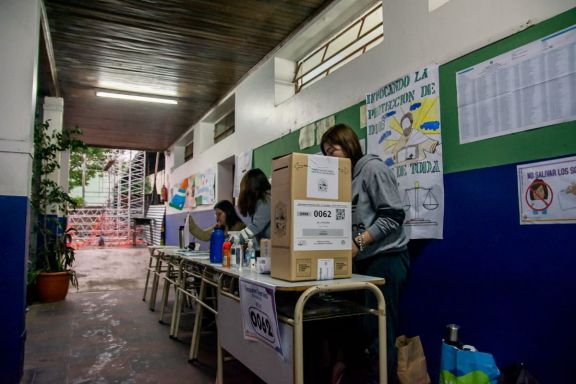 Bajo una lluvia torrencial se vota sin contratiempos en toda la provincia