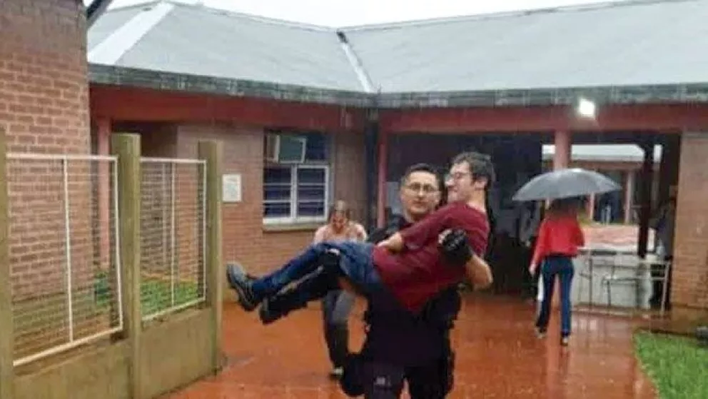 Un policía se vistió de héroe en el diluvio para que todos voten