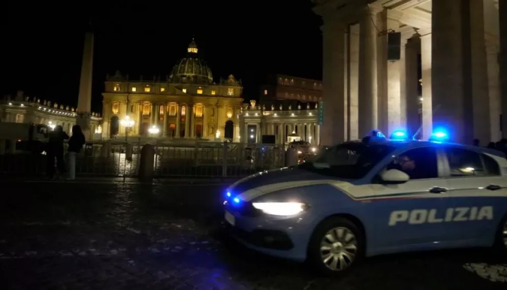 Irrumpió con su auto en El Vaticano, lo frenaron a los tiros y quedó detenido