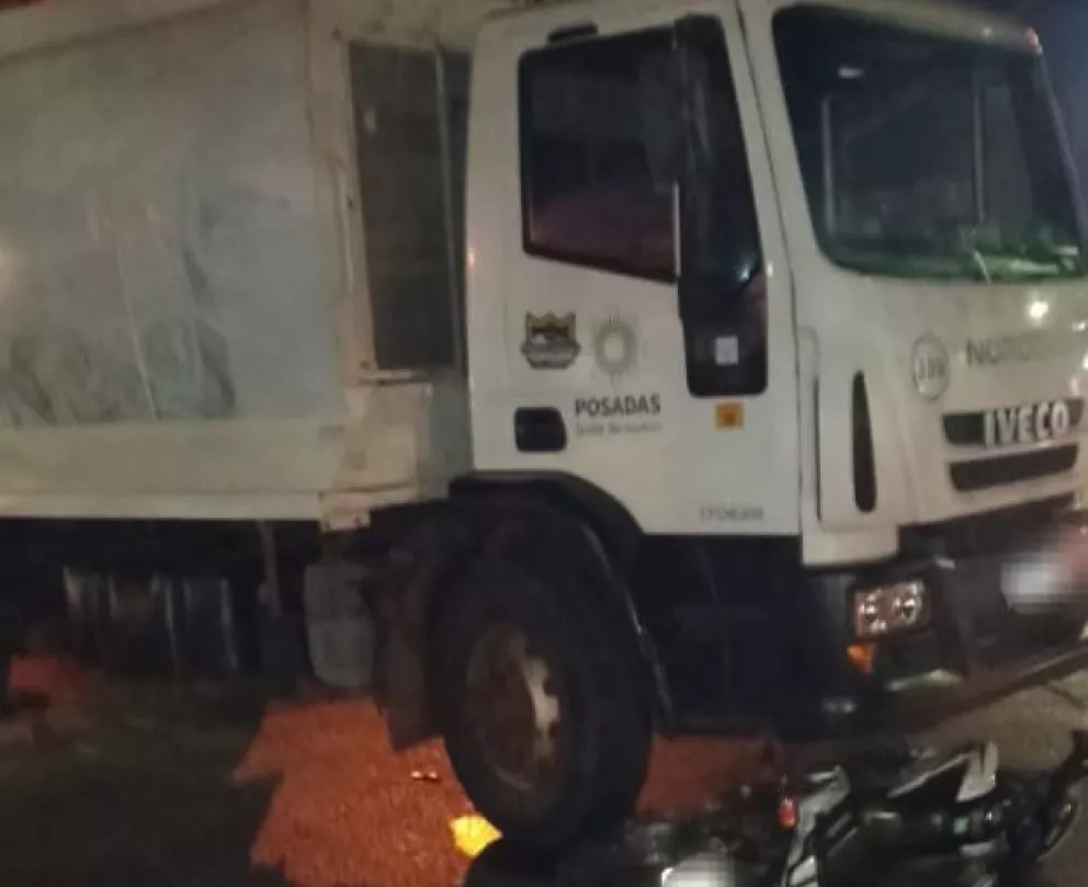 Un camión recolector de residuos colisionó contra una motocicleta en Posadas