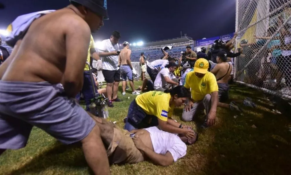 Tragedia en el fútbol de El Salvador: estampida en un estadio causó al menos 12 muertos