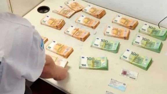 Intentó ingresar con euros en su portatermo 