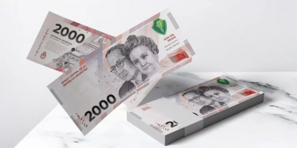 Cómo evitar estafas y detectar los billetes falsos de $2000