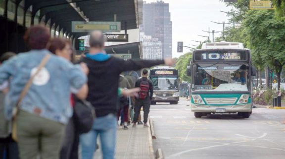 Paro nacional de colectiveros por un básico de $262.000 Paro nacional de colectiveros por un básico de $262.000