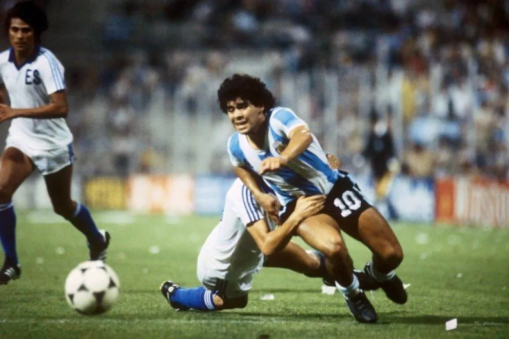  Subastan la primera camiseta de la Selección que Maradona usó en un Mundial 