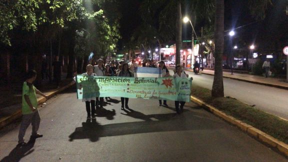 Docentes de Iguazú marcharon en apoyo a sus pares que están en el acampe