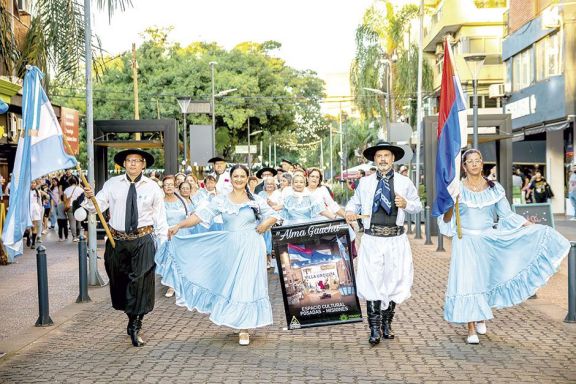 Con desfile y gran despliegue artístico Posadas honra a la Patria 
