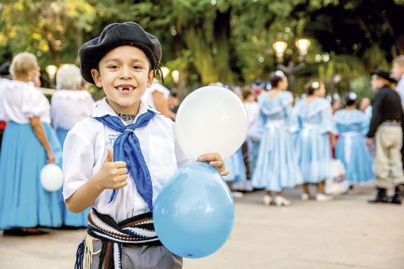 Fervor patriótico con 213 años de libertad
